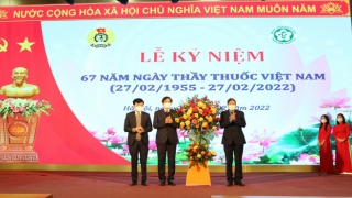 Ngày Thầy thuốc Việt Nam 27/2: Bệnh viện Bạch Mai khen thưởng các cá nhân, tập thể trong công tác chống dịch