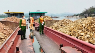 Bắc Giang bắt giữ 2 tàu chở số lượng lớn tài nguyên không có giấy tờ