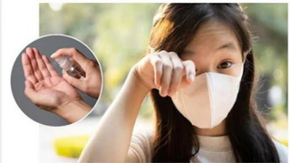 Làm gì khi nước rửa tay chứa cồn dính vào mắt?