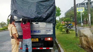 An Giang bắt xe tải chở nhiều hàng hóa không rõ nguồn gốc