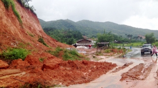 Kon Tum khắc phục giao thông sau mưa lũ