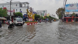 Bạc Liêu: Mưa lớn gây ngập nặng ở trung tâm thành phố