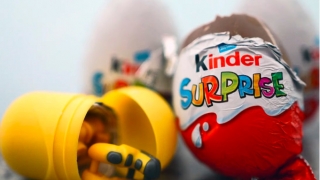 Thế giới có 150 trẻ em nhiễm trùng do ăn kẹo trứng chocolate Kinder Surprise