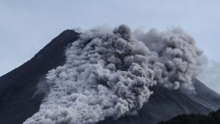 Indonesia: Nâng mức cảnh báo đối với núi lửa Anak Krakatoa