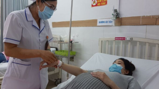 Ngày Quốc tế Hộ sinh 5/5 và Quốc tế Điều dưỡng 12/5 - Tôn vinh những người thầm lặng
