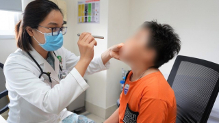 TP HCM: Sợi dây thun cột tóc nằm trong mũi bé trai suốt 2 tháng