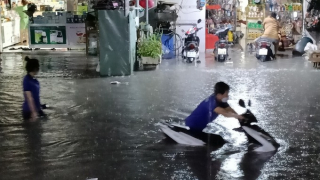 Bình Dương: Nhiều nơi liên tiếp ngập sâu sau mưa lớn