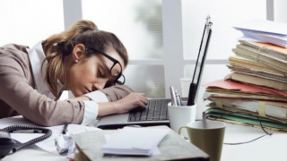 Lý do khiến bạn buồn ngủ cả ngày và cách giải quyết