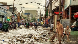 TP. HCM: Rác la liệt trên đường, bít cống thoát nước sau trận mưa lớn