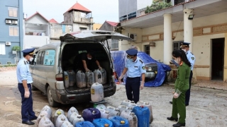 Lạng Sơn phát hiện 1.100 kg mỡ bẩn đang trên đường đi tiêu thụ