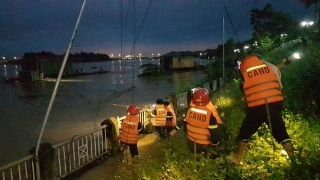 Tuyên Quang cứu hộ thành công 3 người dân và 2 nhà bè bị nước lũ cuốn trôi