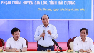 Chủ tịch nước Nguyễn Xuân Phúc tới thăm, tặng quà người cao tuổi ở tỉnh Hải Dương