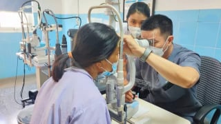 Quảng Bình: Điều trị cho 1 bệnh nhân nữ bị vỡ thể thủy tinh mắt do chấn thương