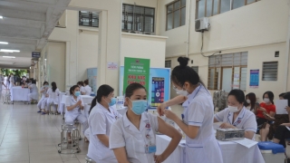 Quảng Ninh tiêm vaccine phòng COVID-19 mũi 4 cho cán bộ, nhân viên của Bệnh viện Đa khoa tỉnh