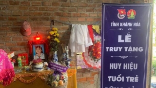 Khánh Hòa truy tặng Huy hiệu “Tuổi trẻ dũng cảm” cho học sinh cứu bạn khỏi đuối nước