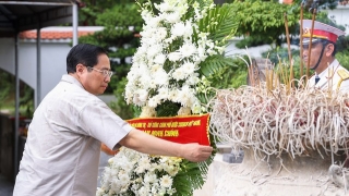 Thủ tướng Phạm Minh Chính dâng hương, dâng hoa tưởng niệm các Anh hùng liệt sĩ thanh niên xung phong tại Hà Tĩnh