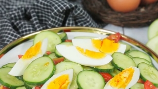 Cách làm salad dưa chuột và tỏi cho người bệnh tăng huyết áp