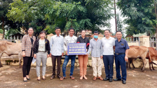 Gia Lai tặng 30 suất quà và 3 con bò lai sinh sản cho hộ nghèo ở xã Nam Yang