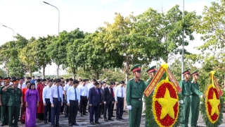 Thủ tướng Chính phủ Phạm Minh Chính dâng hương tưởng niệm các anh hùng, liệt sĩ tại Nghĩa trang liệt sĩ tỉnh Hậu Giang