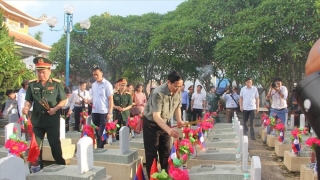 Thủ tướng Chính phủ Phạm Minh Chính dâng hương tưởng niệm liệt sĩ tại Nghĩa trang liệt sĩ quốc tế Việt - Lào