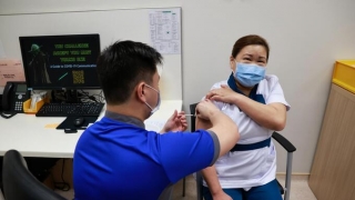 Singapore có thể triển khai tiêm nhắc lại vaccine phòng COVID-19 hàng năm