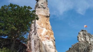 Thanh Hóa: Hòn Vọng Phu bị sét đánh sạt lở