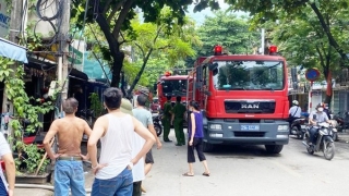 Hà Nội: Cháy lớn tại nhà dân do hóa vàng, hai cháu nhỏ đã kịp thời thoát ra ngoài an toàn