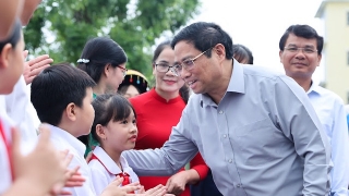 Thủ tướng Phạm Minh Chính tới thăm các thầy, cô giáo và các em học sinh của Cụm liên trường thành phố Lào Cai