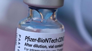 Liên minh châu Âu phê duyệt vaccine 'lưỡng trị' của Pfizer/BioNTech ngừa biến thể phụ của Omicron