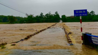 Quảng Ngãi: Mưa lớn khiến nhiều huyện bị chia cắt do cầu bị ngập, sạt lở núi