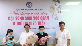 Cứu sống thành công cặp song sinh nặng 500gram chào đời ở tuần thai 25