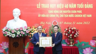 Lễ trao Huy hiệu 40 năm tuổi Đảng tặng Chủ tịch nước Nguyễn Xuân Phúc