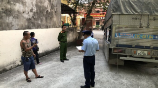 Hà Giang phát hiện xe ô tô vận chuyển gần 4 tấn hoa quả không rõ nguồn gốc xuất xứ