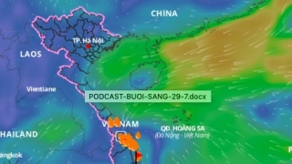 Vùng áp thấp tiếp tục di chuyển chậm trên biển Đông và gây mưa dông