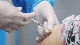 Pháp kêu gọi các nhóm có nguy cơ cao tiêm mũi vaccine ngừa COVID-19 tăng cường