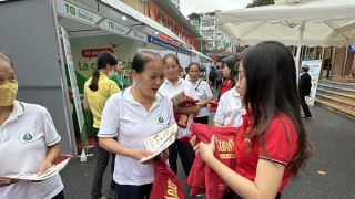 Dược Việt Đức trao tay hàng trăm phần quà tại Ngày hội sức khỏe cộng đồng năm 2022