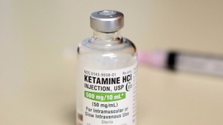 Anh nghiên cứu sử dụng ketamine điều trị cho những người mắc hội chứng nghiện rượu