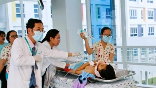 Đồng Tháp: Bé 7 tuổi bị dập nát cánh tay trái do thò tay vào máy trộn bê tông ở công trường xây dựng