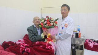 Quảng Ninh: Cụ ông 102 tuổi được khôi phục thị lực 2 mắt bằng phẫu thuật Phaco