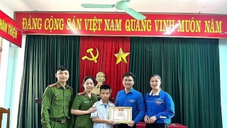 Thanh Hóa tuyên dương em học sinh lớp 6 nhặt được của rơi trả người làm mất