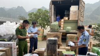 Lạng Sơn phát hiện ô tô vận chuyển hàng trăm kg thực phẩm không rõ nguồn gốc xuất xứ