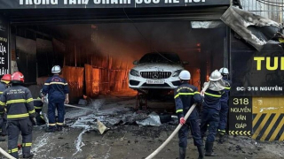 Hà Nội xảy ra cháy lớn tại một gara ô tô ở quận Nam Từ Liêm