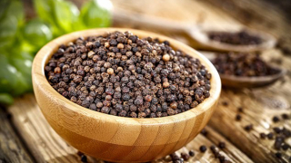 Hạt tiêu đen là nguyên liệu tự nhiên có thể chống béo phì