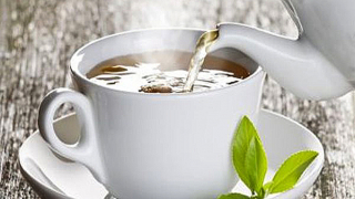 Uống trà nóng giảm nguy cơ mắc cườm nước