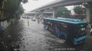 Hà Nội: Mưa xối xả ngay giữa trưa khiến nhiều tuyến phố ngập sâu