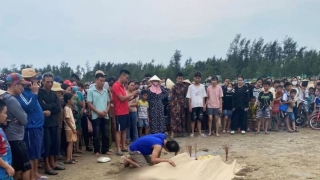 Thanh Hóa: Ba cháu nhỏ bị đuối nước thương tâm khi ra biển tắm