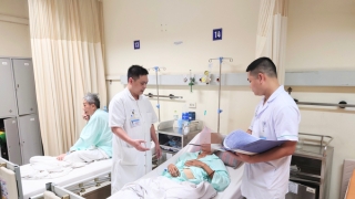 Một người đàn ông bị lợn tấn công dẫn đến mất gần như toàn bộ da dương vật và mất tinh hoàn phải