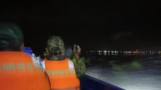 Kiên Giang cứu sống và hỗ trợ 5 người dân gặp nạn ở ngoài khơi vùng biển gần đảo Hòn Tre