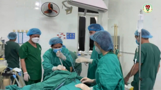 Hà Giang nội soi can thiệp thành công lấy dị vật xương lợn 3 cạnh cho cụ bà 78 tuổi bị hóc ở thực quản