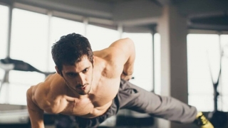 Bài tập bodyweight hàng ngày cho đàn ông để kích hoạt cơ bắp và thân trên cân đối